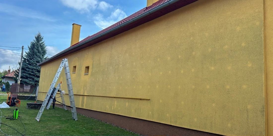 Zašlá omietka pred čistením, Levice a okolie