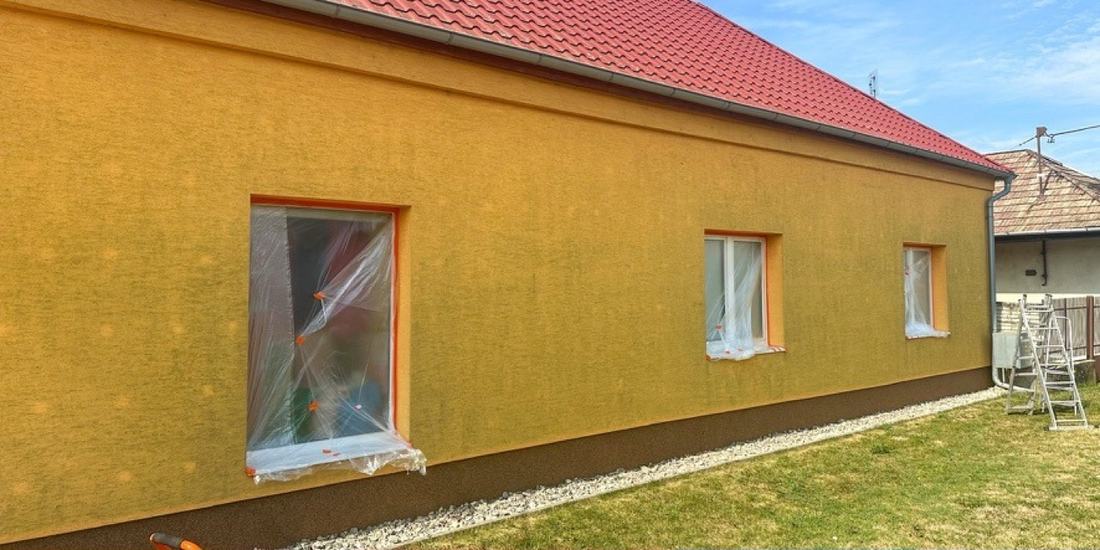 Stena s oknami pred čistením, Levice a okolie