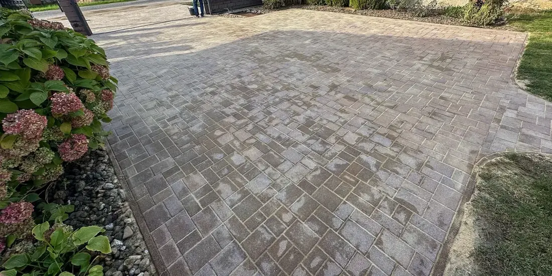 Dlažba vo dvore po čistení