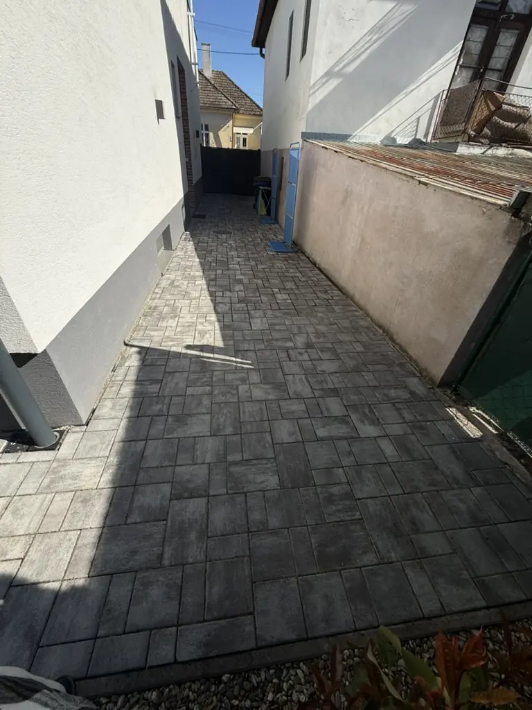 Vyčistená dlažba pri dome, Levice