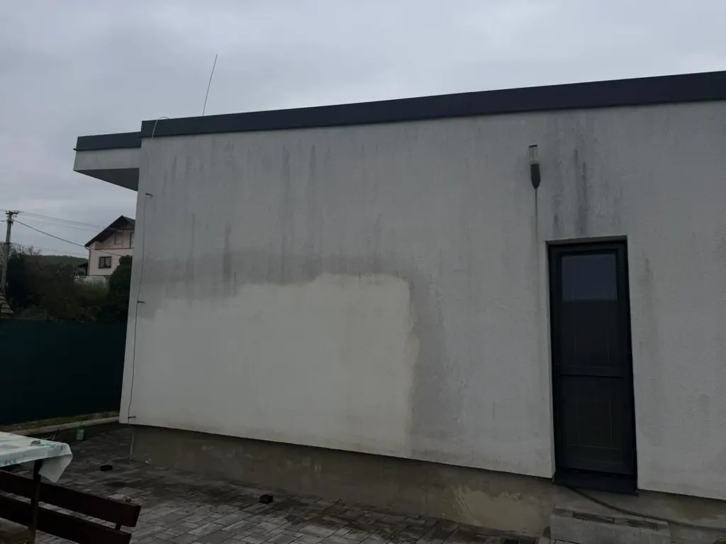 Skúška čistenia na fasáde — rozdiel je vidieť, Pukanec