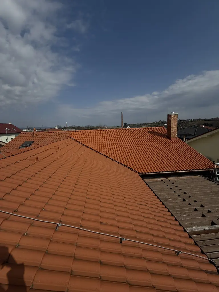 Vyčistená škridlová strecha, Levice