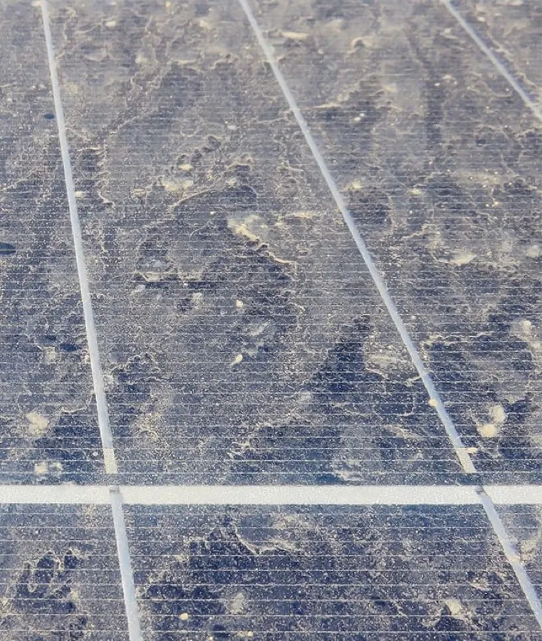 Solárny panel pred vyčistením